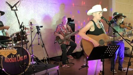 City of music (Brad Paisley) by Rockin' Chairs in concert at Callac