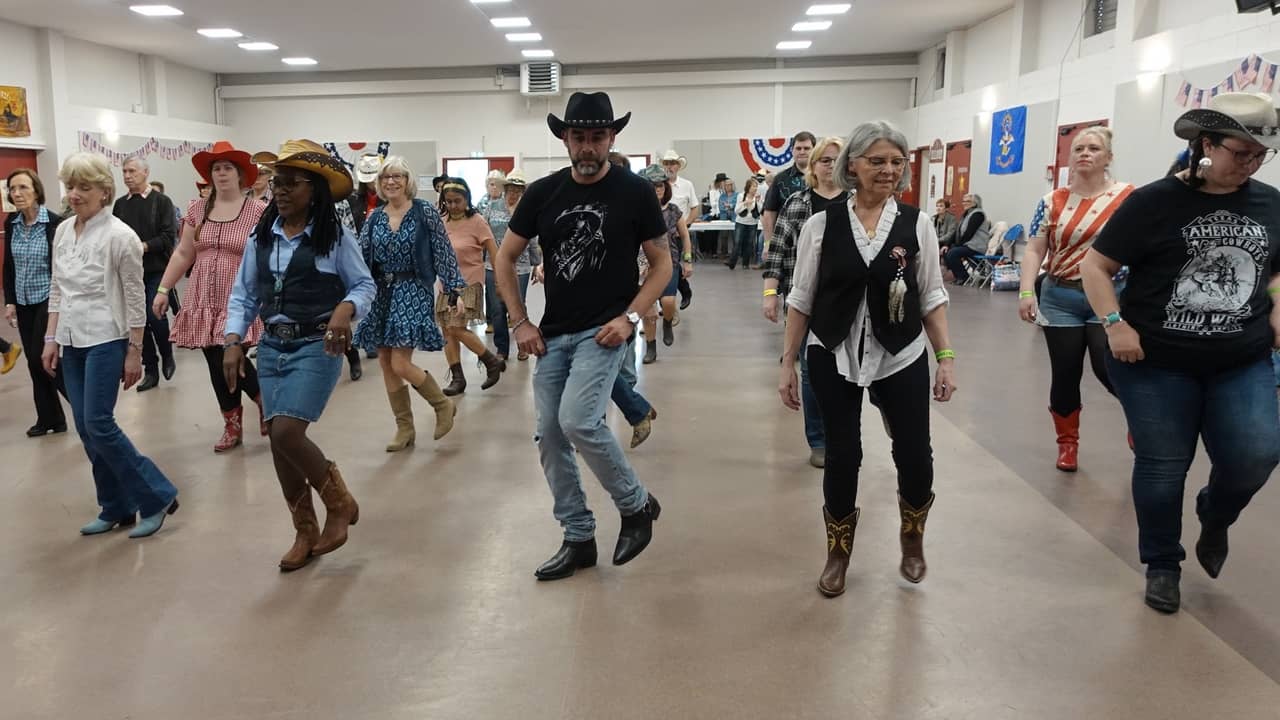 Rockin' Chairs chez les Cowboy Hat Dancers à Plaisir (78) / photo Eric Caumes