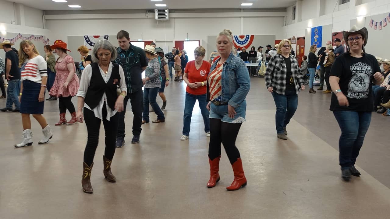 Rockin' Chairs chez les Cowboy Hat Dancers à Plaisir (78) / photo Eric Caumes